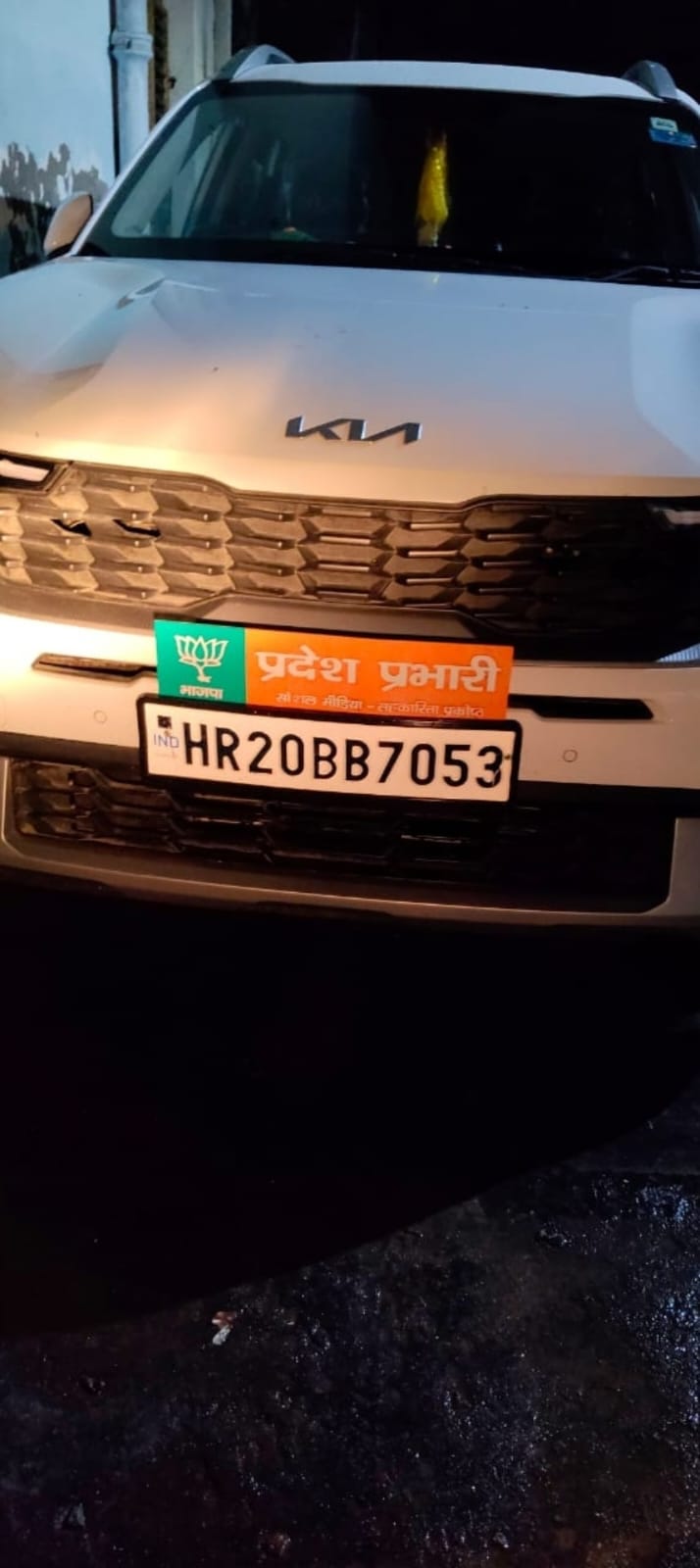 Former official Harish Chaudhary created an impression by putting the plate of 'State Incharge' on the car, questions are also being raised on the image of BJP